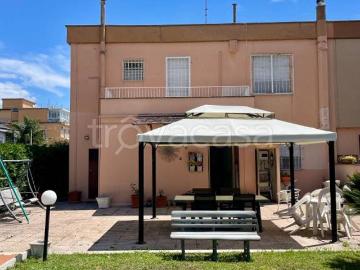 Vendesi villa bifamiliare a Latina via Amaseno, Centro