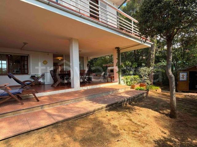 Vendesi villa bifamiliare a Livorno via delle Eriche, Quercianella