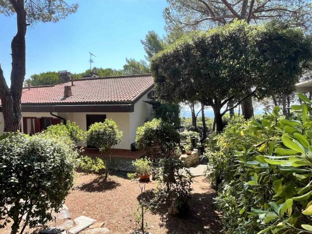 Vendesi villa bifamiliare a Livorno, Quercianella