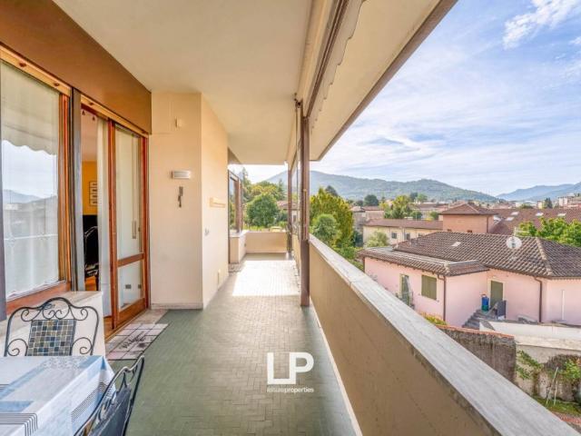 Vendesi villa bifamiliare a Luino