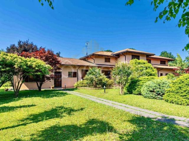Vendesi villa bifamiliare a Montevecchia via del Brughè, 10, Quattro Strade
