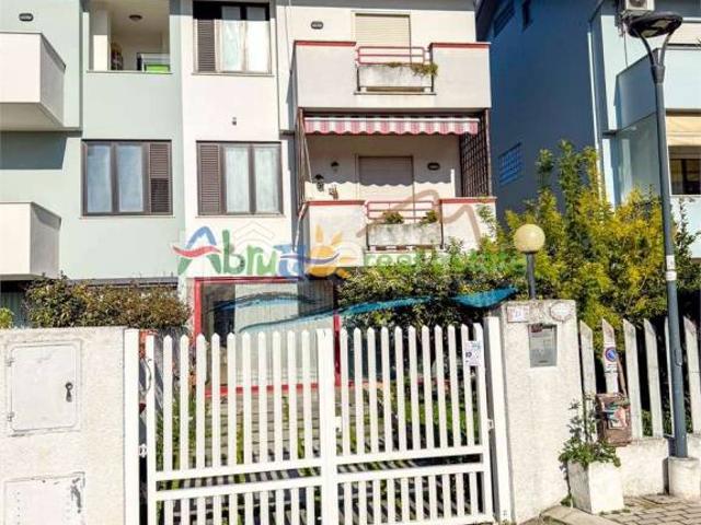 Vendesi villa bifamiliare a Montesilvano via del borgo, 10