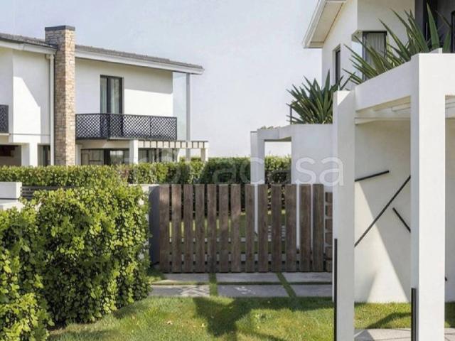 Vendesi villa bifamiliare a Montignoso via del Nespolo