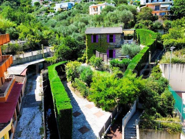 Vendesi villa bifamiliare a Noli