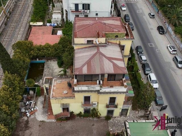 Vendesi villa bifamiliare a Napoli, Bagnoli