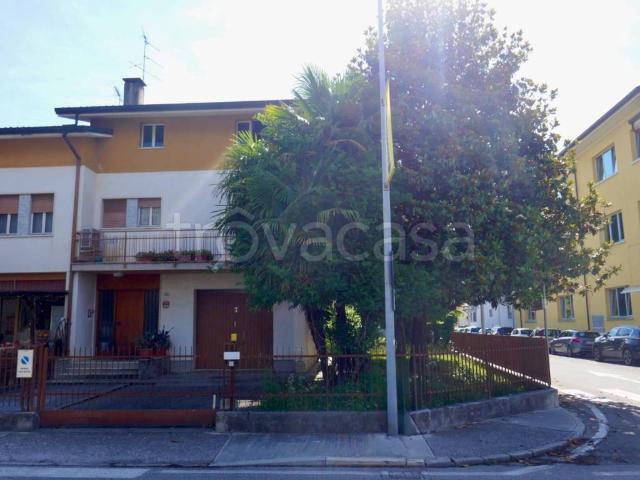 Vendesi villa bifamiliare a Spilimbergo