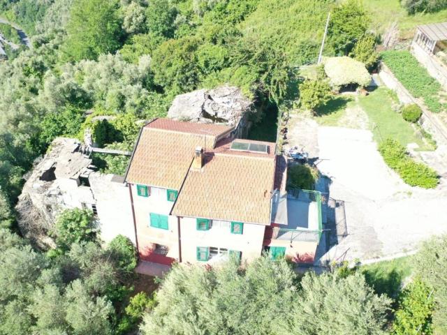 Vendesi villa bifamiliare a Paggi, Carasco