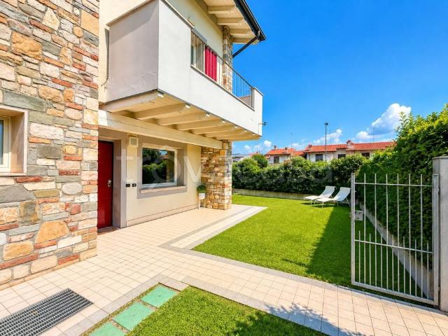 Vendesi villa bifamiliare a Palazzolo sull'Oglio via Varese