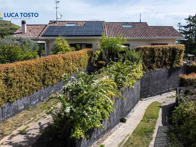Vendesi villa bifamiliare a Pedara via Matteo Gaudioso 15 g