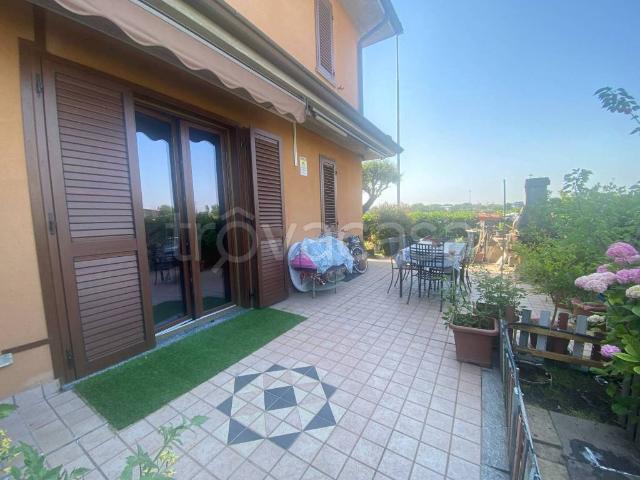Vendesi villa bifamiliare a Pioltello, Rugacesio