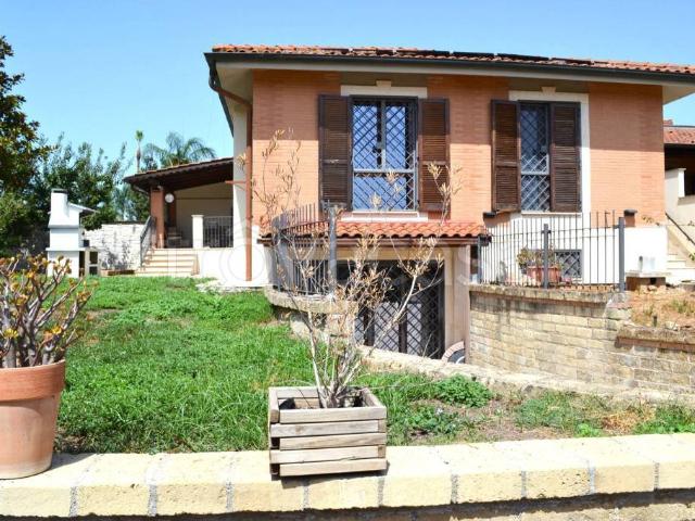 Vendesi villa bifamiliare a Roma via Paola Borboni, Vallerano
