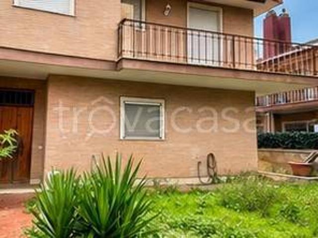 Vendesi villa bifamiliare a Roma, Morena