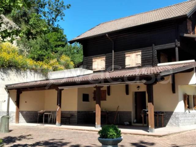 Vendesi villa bifamiliare a Ramata, Momperone