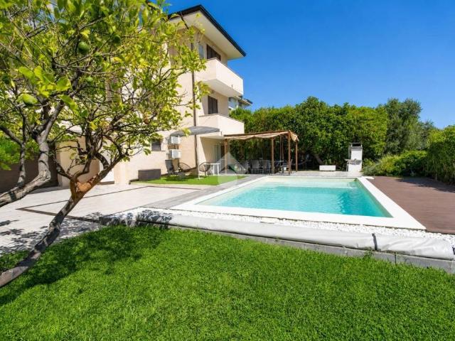 Vendesi villa bifamiliare a Tortoreto via Celestino, 12, Tortoreto Lido