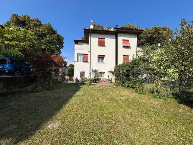 Vendesi villa bifamiliare a Trento, Bolghera Ospedale