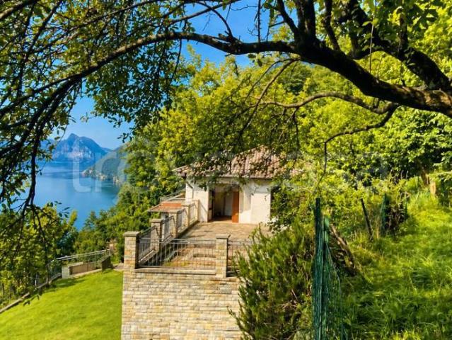 Vendesi villa bifamiliare a Valsolda