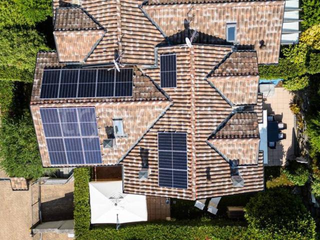 Vendesi villa bifamiliare a Varese via della Calcinessa, 15, Montello