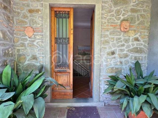 Vendesi villa bifamiliare a Vellano, Pescia