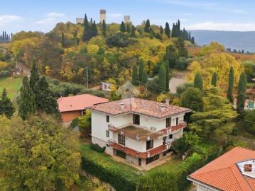 Vendesi villa bifamiliare a Verona, Montorio