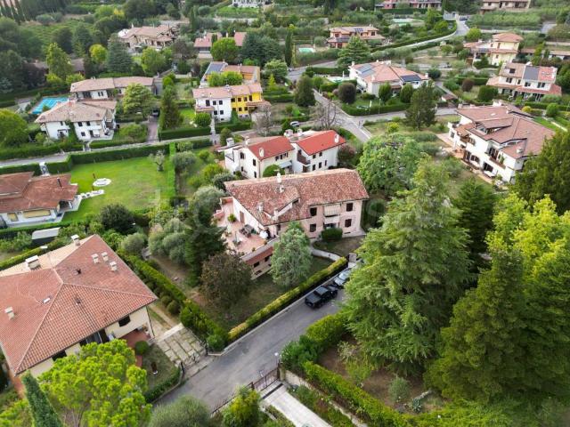 Vendesi villa bifamiliare a Verona, Parona
