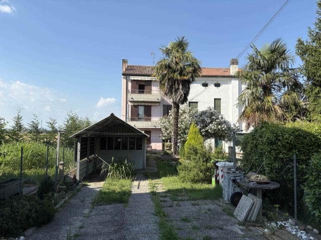 Vendesi villa bifamiliare a Villanova del Ghebbo via Roma