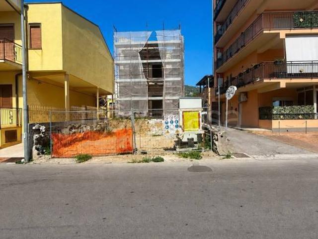Vendesi villa bifamiliare a Vina, Capo d'Orlando