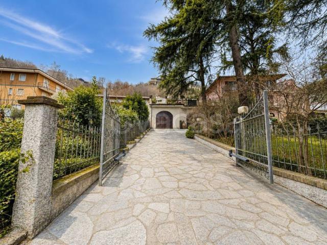 Vendesi villa bifamiliare ad Alba corso Canale