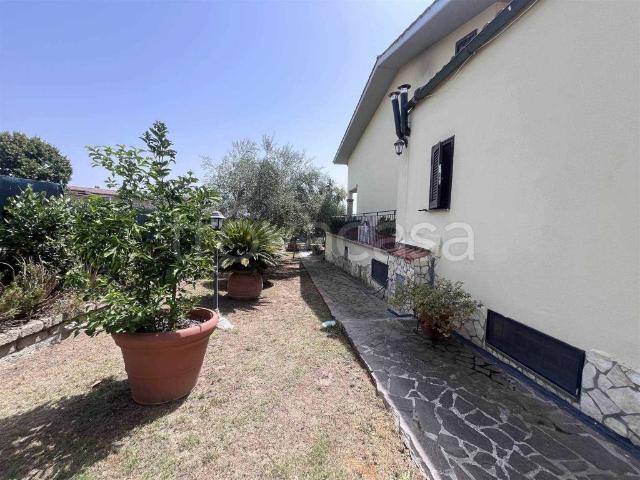 Vendesi villa bifamiliare ad Anguillara Sabazia via dei Castagni, 32, Ponton Dell'elce