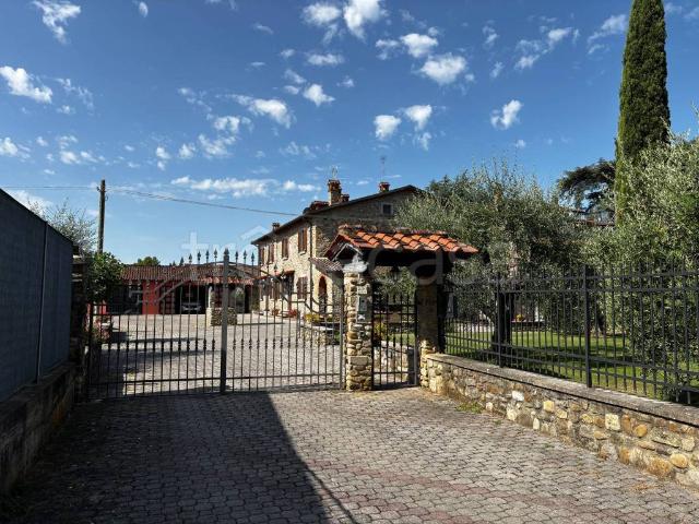 Vendesi villa bifamiliare ad Arezzo, Quarata