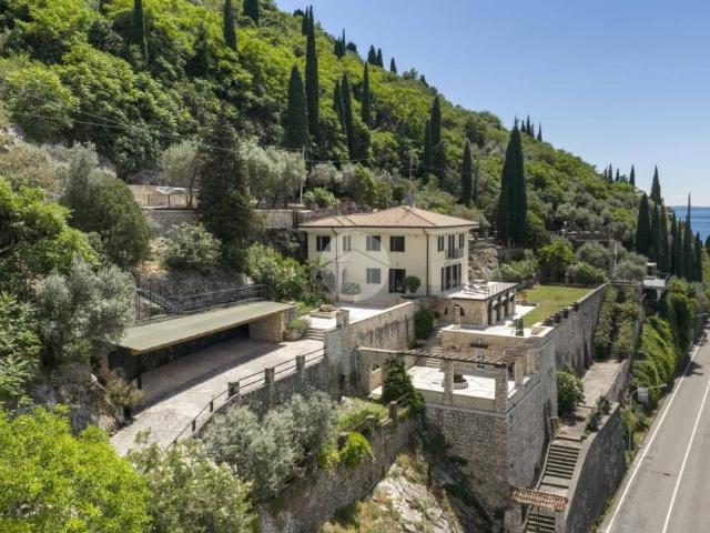 Vendesi villa singola a Torri del Benaco