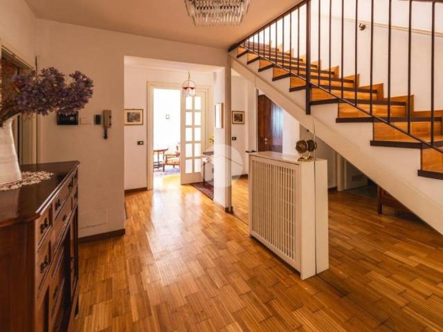 Vendesi villa singola a Toscolano Maderno