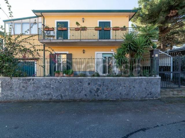 Vendesi villa singola a Tremestieri Etneo vicolo degli Aranci, 11