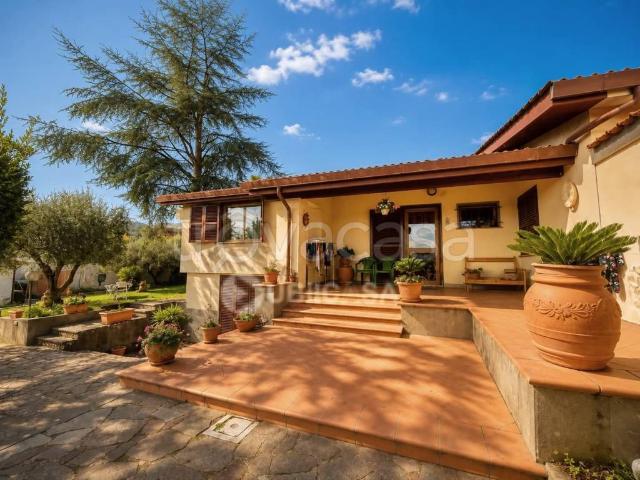 Vendesi villa singola a Velletri via Vecchia di Napoli