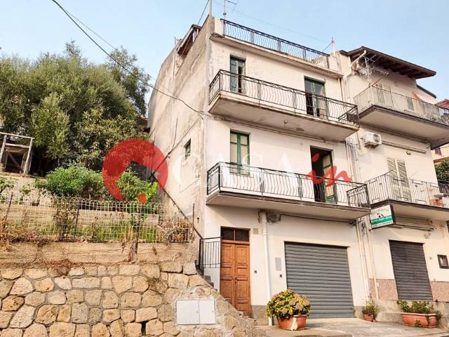 Vendesi villa singola a Brolo
