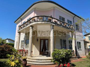 Vendesi villa singola a Camaiore via Adua, Lido Di Camaiore