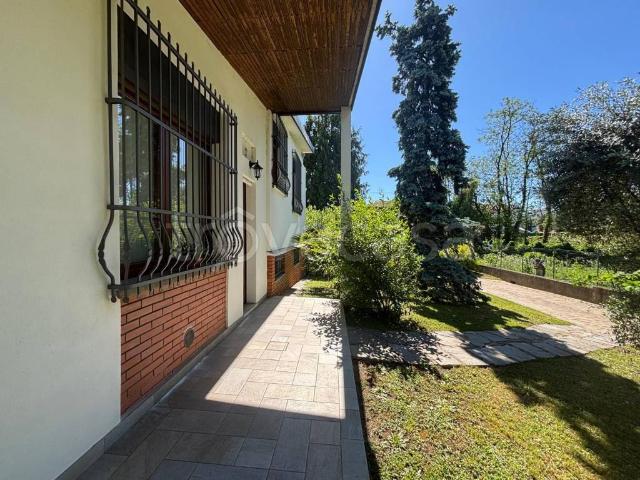 Vendesi villa singola a Cabiate via Achille Grandi