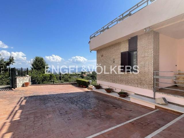 Vendesi villa singola a Castellonorato, Formia