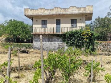 Vendesi villa singola a Castiglione di Sicilia, Rovittello