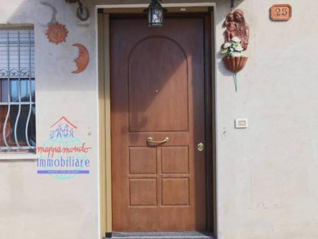Vendesi villa singola a Cento via maestra grande, 25