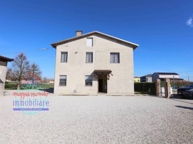 Vendesi villa singola a Cento via maestra grande, 25
