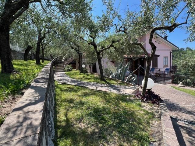 Vendesi villa singola a Cogorno viale Costa dei Landò