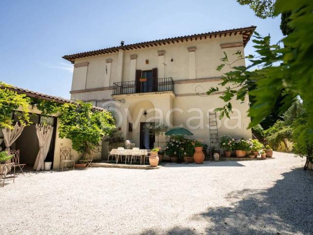Vendesi villa singola a Foligno