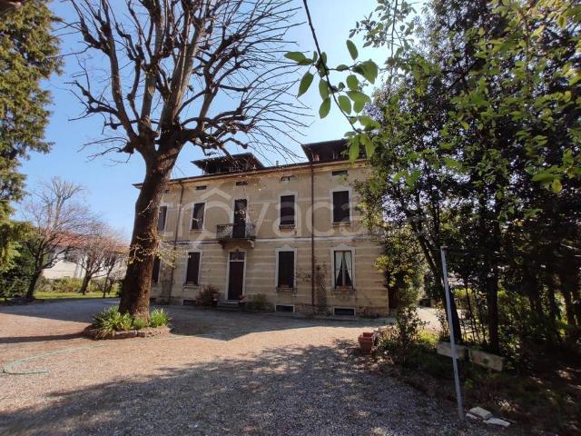 Vendesi villa singola a Lambrugo