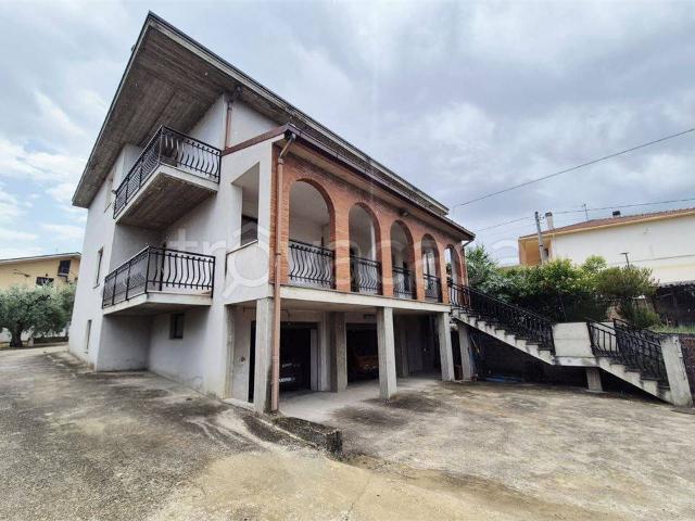 Vendesi villa singola a Loreto Aprutino