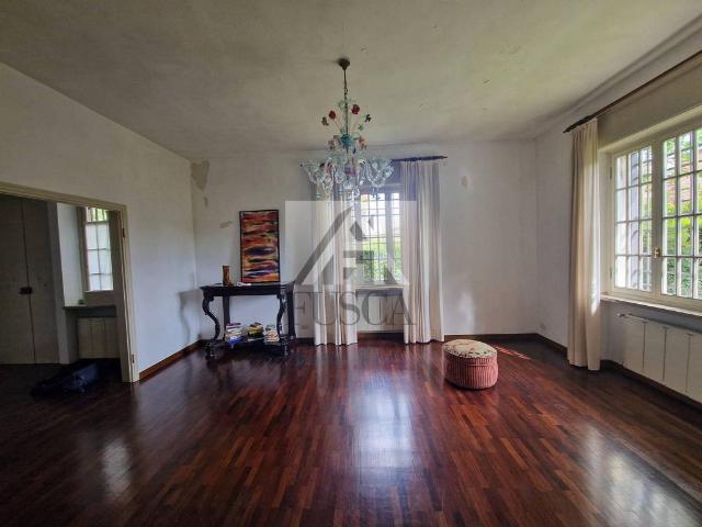 Vendesi villa singola a Lucca viale Giuseppe Giusti, San Concordio