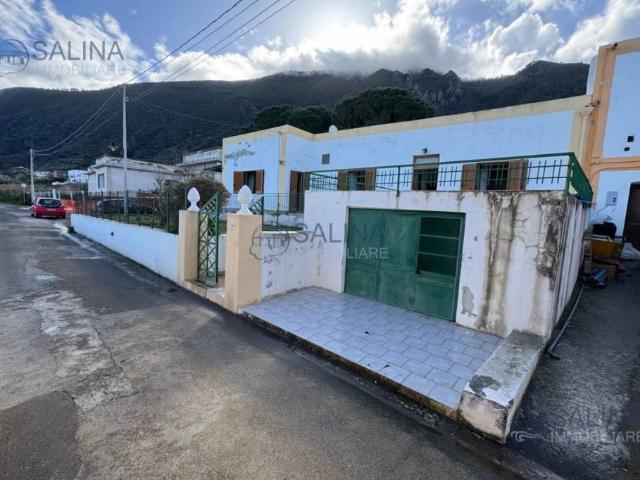 Vendesi villa singola a Malfa via Umberto I, 32