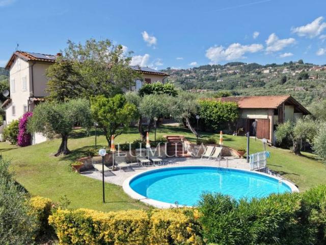 Vendesi villa singola a Massarosa via Camporomano