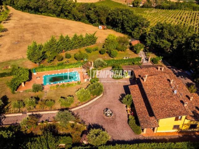 Vendesi villa singola a Matelica