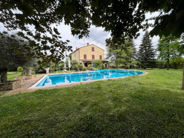 Vendesi villa singola a Mirandola via Mazzone, 63