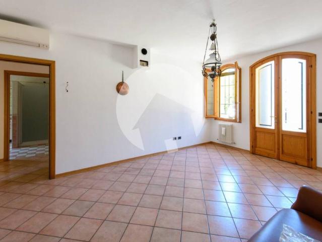 Vendesi villa singola a Montecchio Emilia